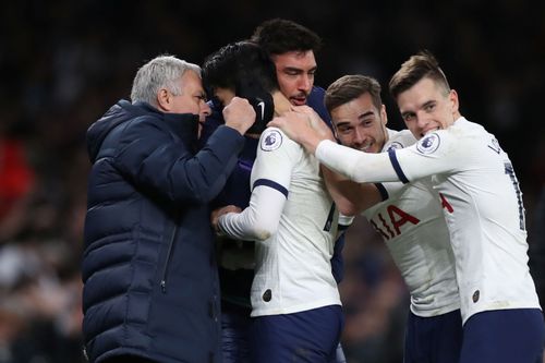 Tottenham-players-celebrate-Sons-goal-against-Manchester-City