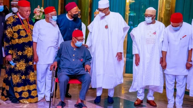 Buhari-with-Ogbo-leaders-960x640